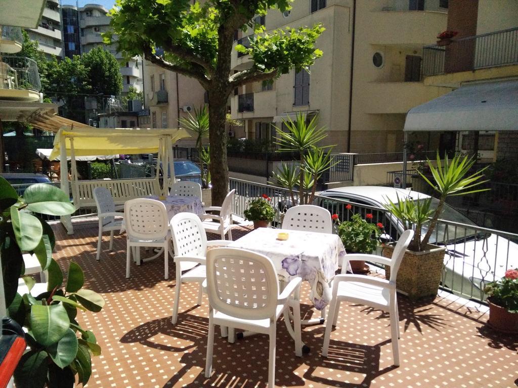 Hotel Ronconi Rimini Ngoại thất bức ảnh